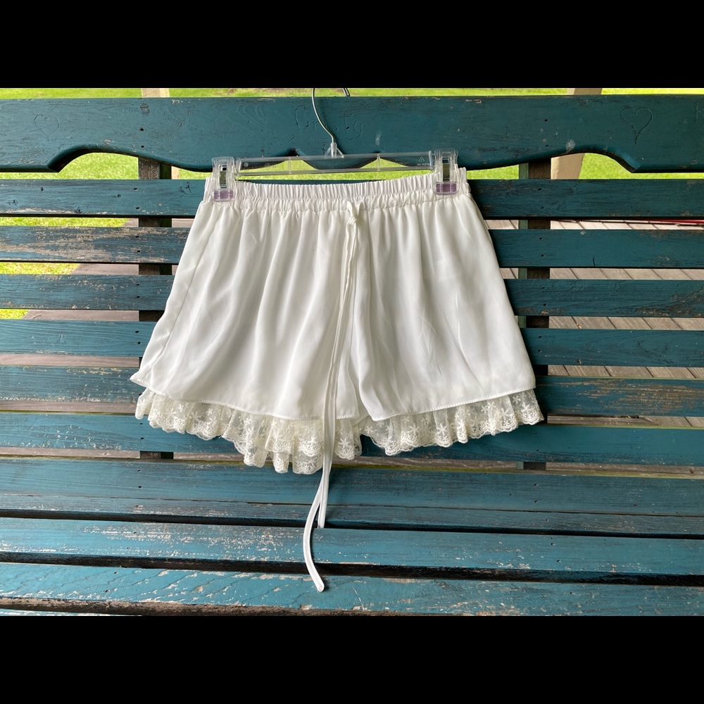 S En Creme flowey white layered shorts